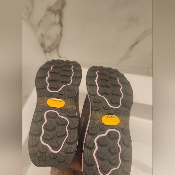 NEW BALANCE WOMENS SIZE 8.5 GRAY TRAIL RUNNING SHOE - Picture 8 of 8